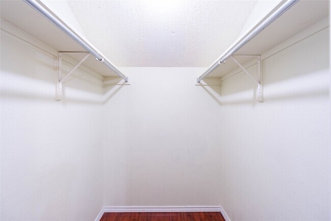 Building Photo - 5840 Spring Valley Rd