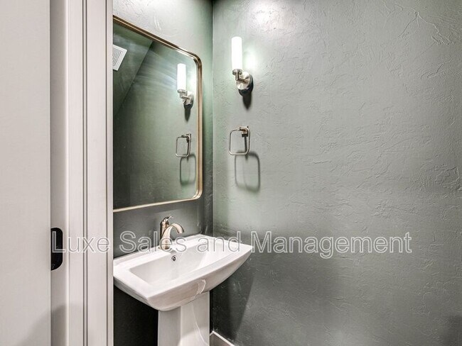 Building Photo - 606 W 2nd St