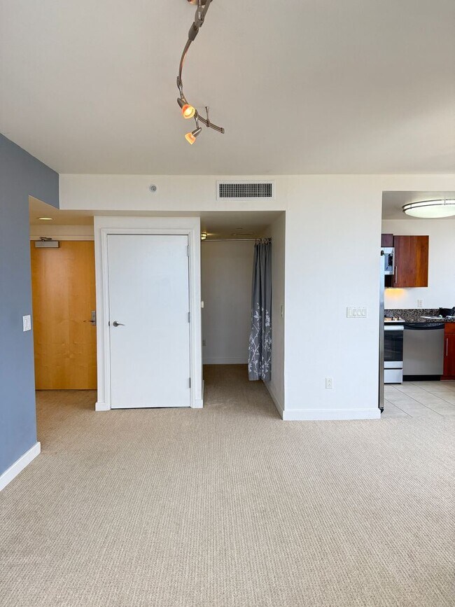Building Photo - Available Now 1 Bed, 1 Bath, Kaka'ako, Oce...