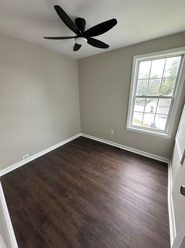 Building Photo - 3 Bed, 1 Bath Townhome