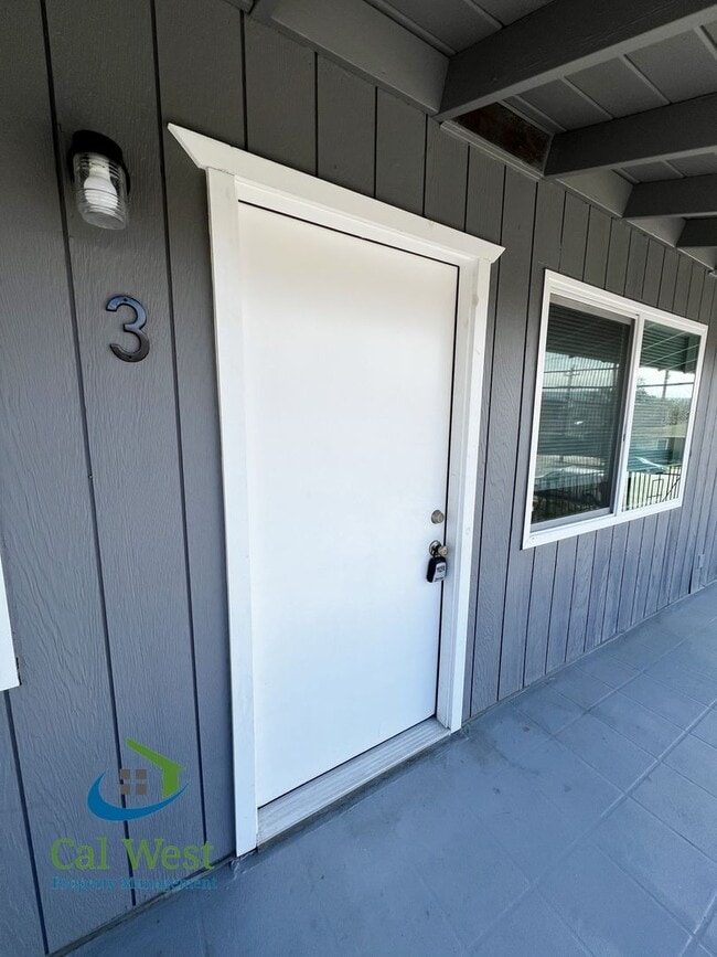 Building Photo - $2695 Remodeled 2 Bed/1 Bath Upstairs Unit
