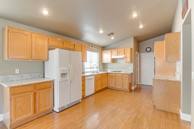 Building Photo - WONDERFUL 3 BEDROOM PLUS DEN 1 STORY HOME. CASITA WITH OWN BATHROOM! GATED COMMUNITY!