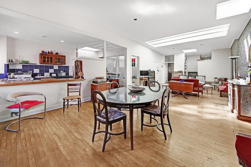 Building Photo - 318 W 14th St