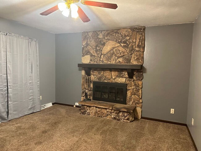 Primary Photo - Spacious 3 BR/2 BA in nice north-side culdesac!