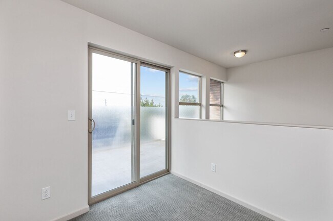 Building Photo - Stylish 3 BR/ 2/5 BA townhouse in Seattle