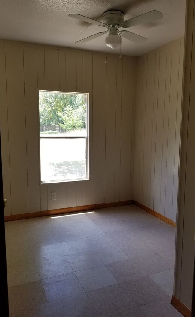 Building Photo - 3/2 mobile home in Elmendorf, TX