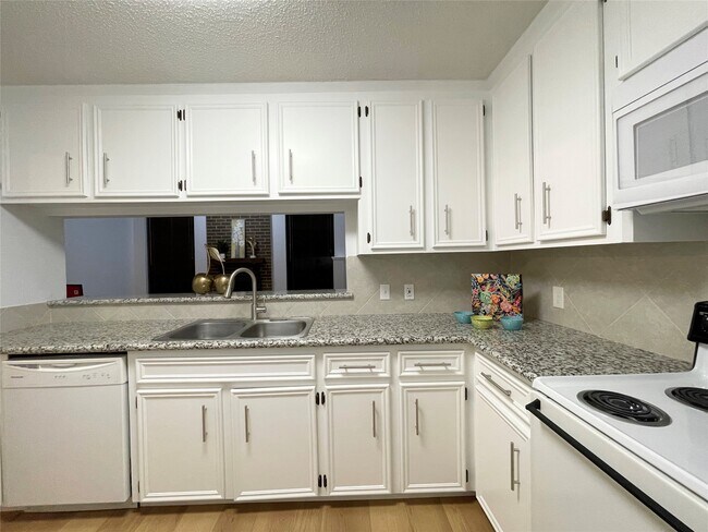 Building Photo - 13716 Hollowgreen Dr