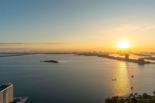 Building Photo - 2020 N Bayshore Dr