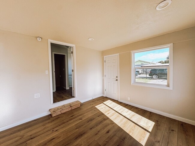 Building Photo - Newer Remodeled 2 Bed, 1.5 Bath – Private & Tucked Away Gem