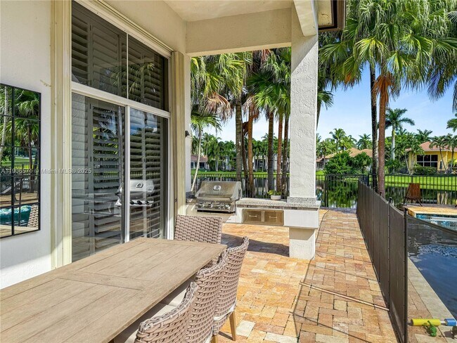 Building Photo - 2514 Poinciana Dr