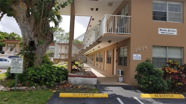 Building Photo - 1 bedroom in Hollywood FL 33020