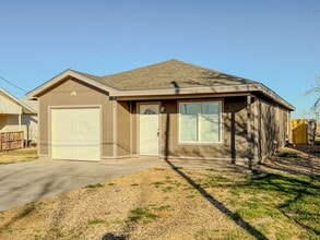 Building Photo - AMRR: East Lubbock Home ready for Immediate move in!