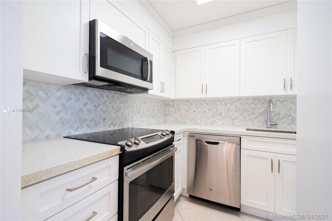 Building Photo - 220 Kings Point Dr