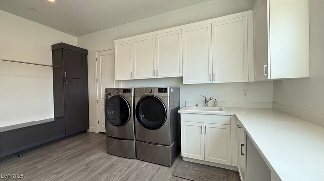 Building Photo - 6208 Petroglyph Ave