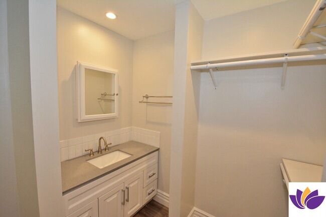 Building Photo - 5955 Hillview Park Ave