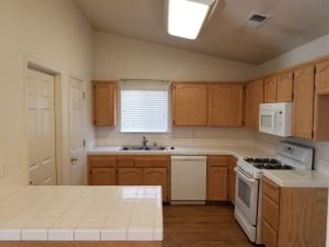 Building Photo - Kingsburg For Rent