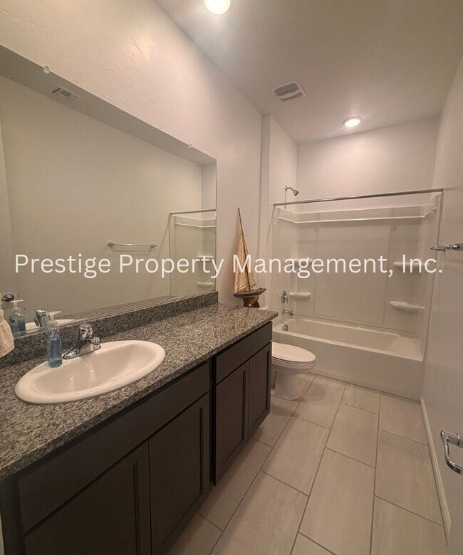 Building Photo - Beautiful 2/2 2-Story West Side Home With ...