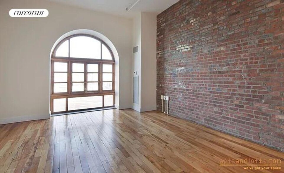 Building Photo - 275 Conover St