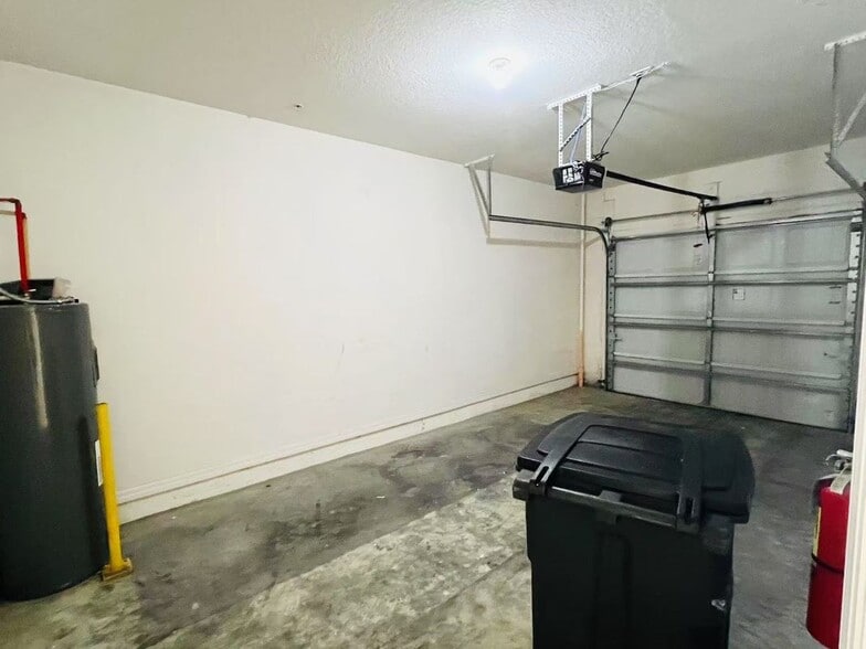 Building Photo - 1651 Smokey Oak Way