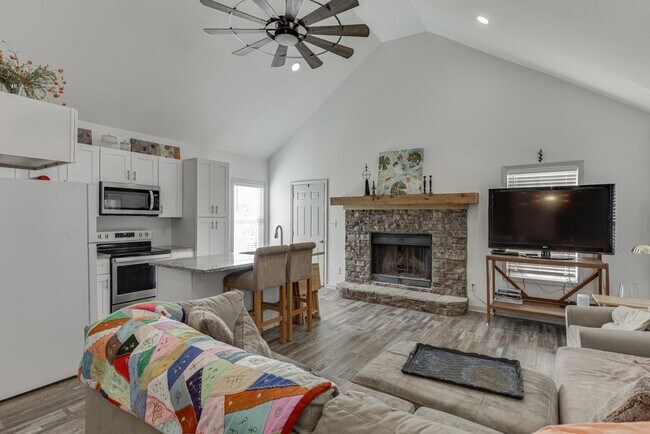 Building Photo - 1051 Gage Dr