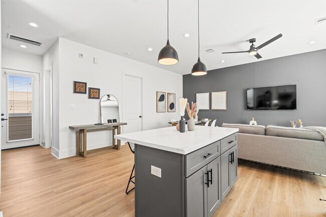 Building Photo - 1307 Oak Tree Dr
