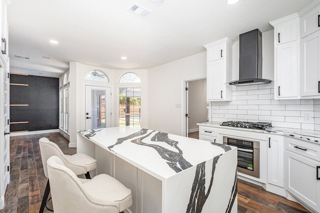 Building Photo - 4610 Clay Dr