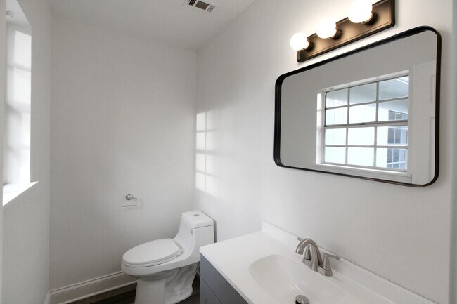 Building Photo - 319 Eastwood Ave