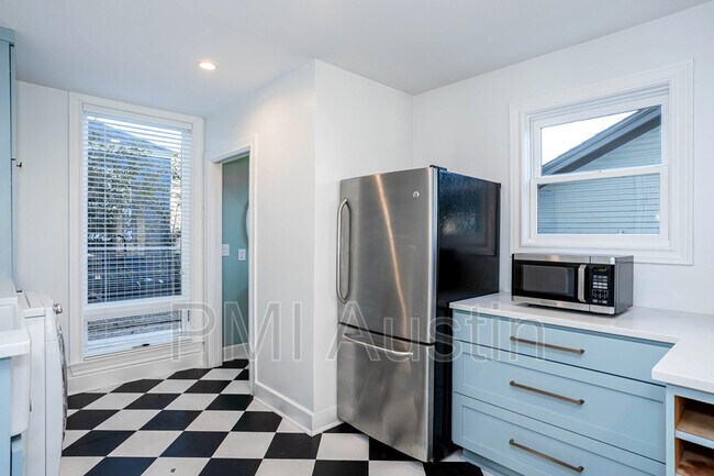 Building Photo - 2003 Newning Ave