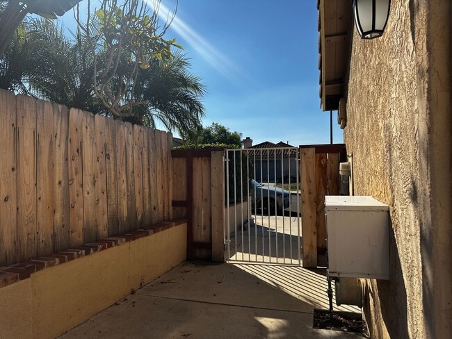 Building Photo - Move-In Special - Charming studio in San M...