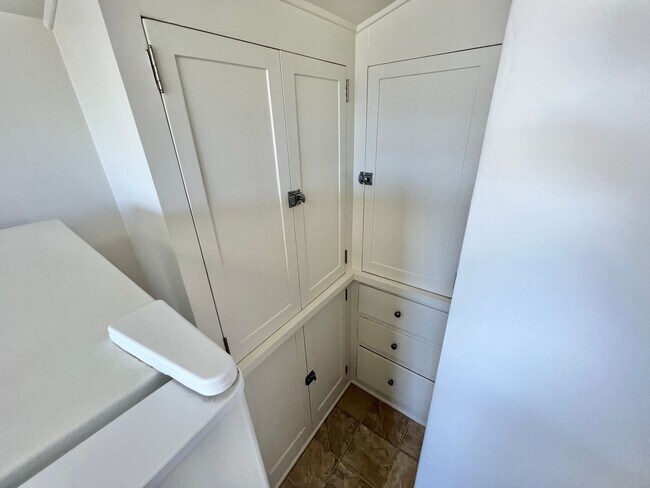Building Photo - Historic Bluff Park 1BD Retreat | Top Floor Vintage Gem