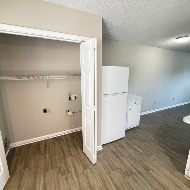 Building Photo - 6615 Cottonwood Dr