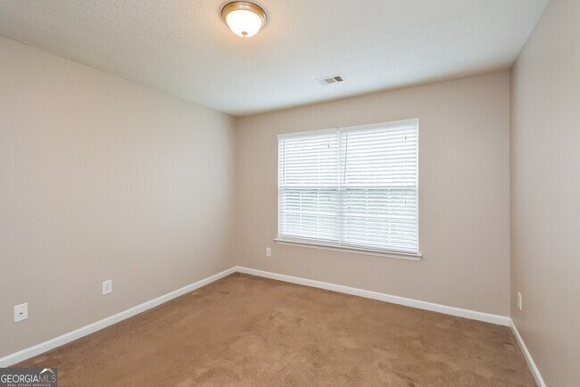 Building Photo - 135 Lakeside Cir