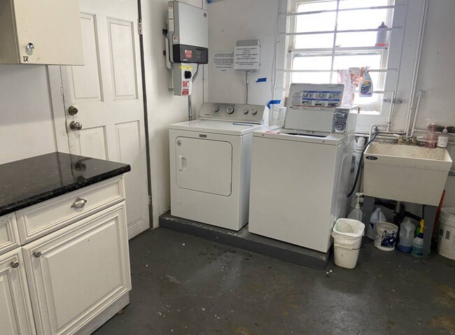 Building Photo - Top Floor Remodeled 2BD/1BA Flat Available Now!