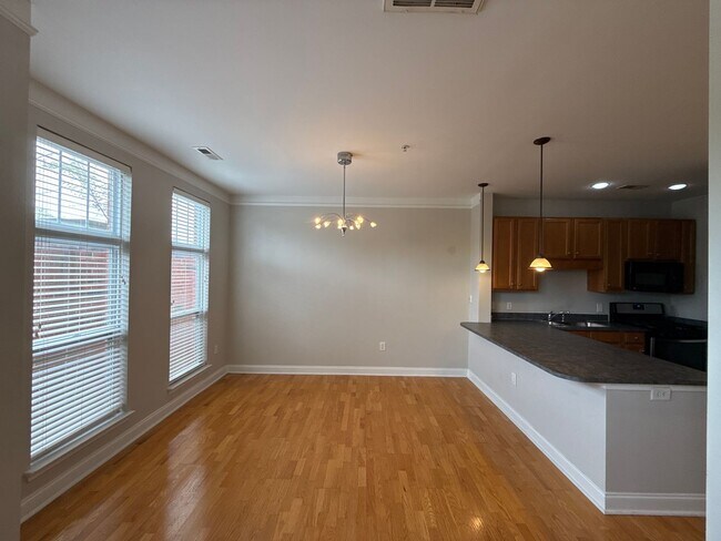 Building Photo - Elizabeth Townhome - T.R. Lawing Realty Property