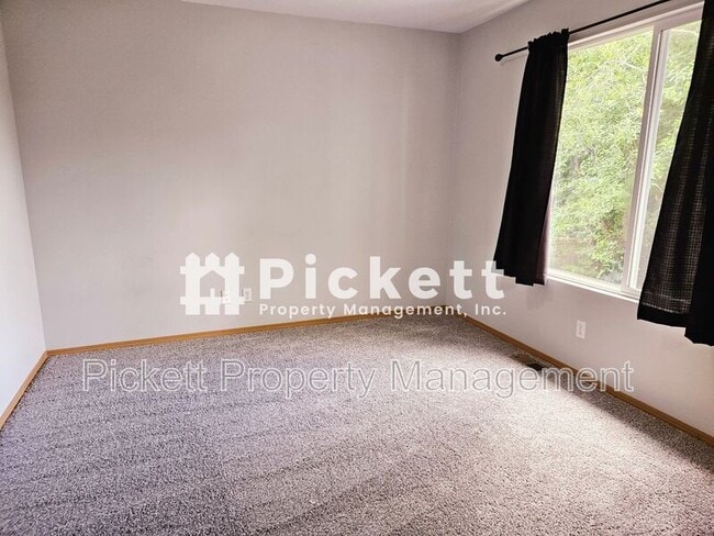 Building Photo - 2037 Gustaf St NE