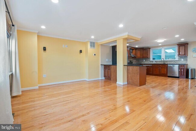 Building Photo - 643 47th St