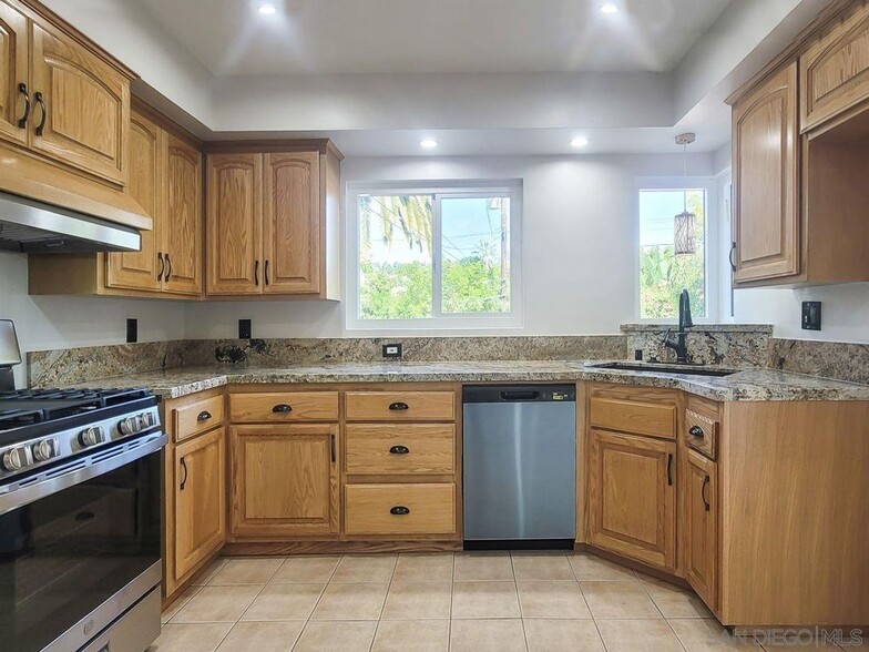 Building Photo - 151 W Hillside St