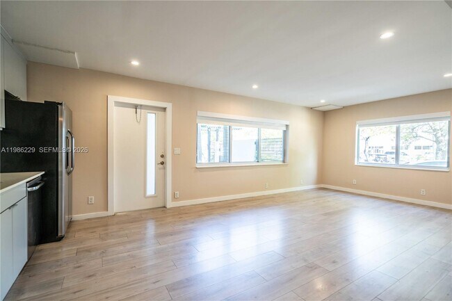 Building Photo - 2400 NE 26th St