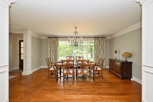 Building Photo - **RARE BRENTWOOD FIND, A MASTERCLASS IN ELEGANT SOUTHERN DESIGN**