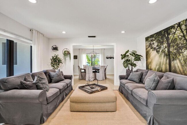 Building Photo - Boca Raton Beautifully Updated 4 Bedroom Pool Home