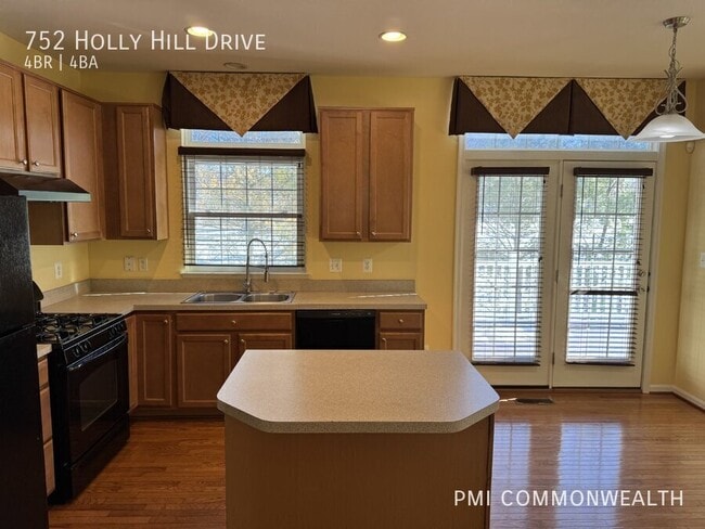 Building Photo - 752 Holly Hill Dr