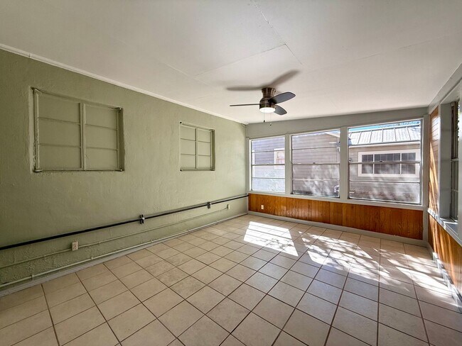 Building Photo - Artist's Reteat in Cherrywood!