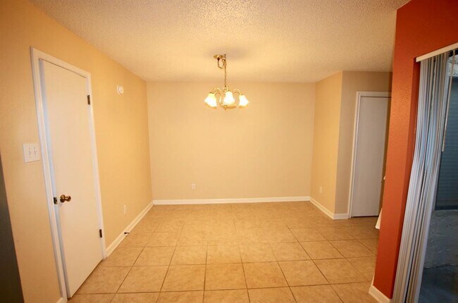 Building Photo - 3808 Landmark Dr