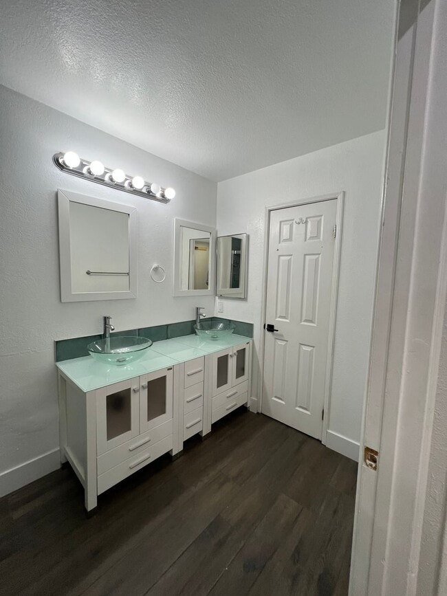 Building Photo - New to the Market! 2 Bed 2 Bath upgraded Tijeras Creek Villas home