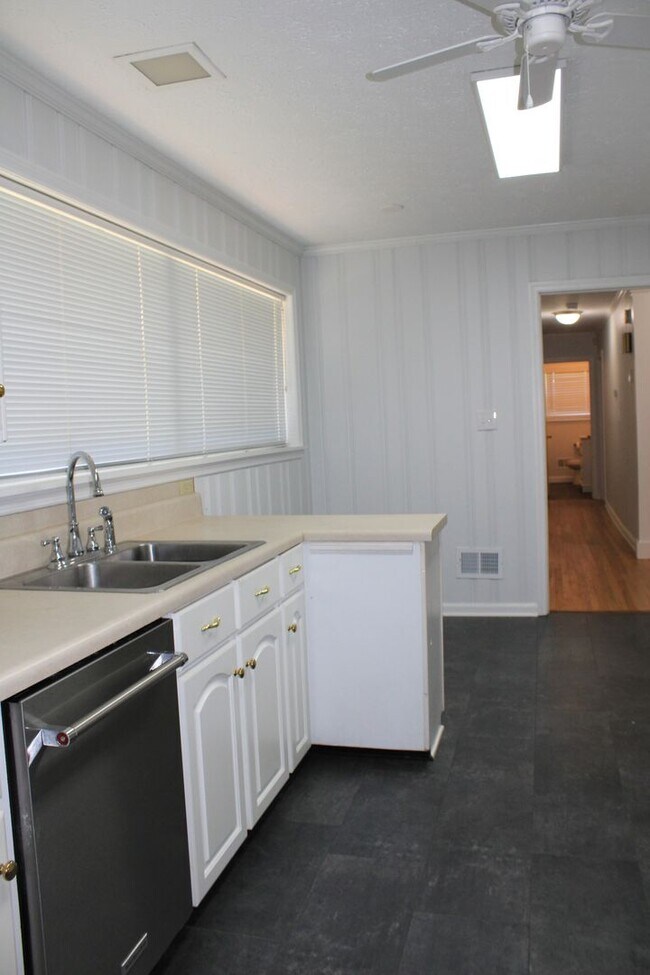 Building Photo - 3 Bedroom 2 bath W/ Bonus In Hammond Hills