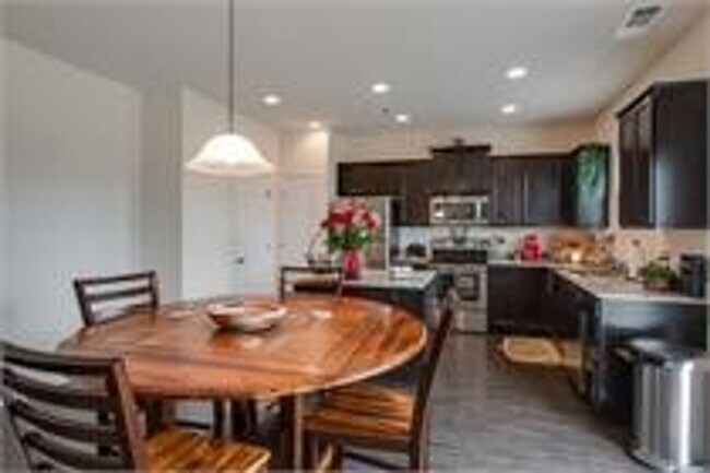 Building Photo - Beautiful 4bd 2.5ba home with Community Am...