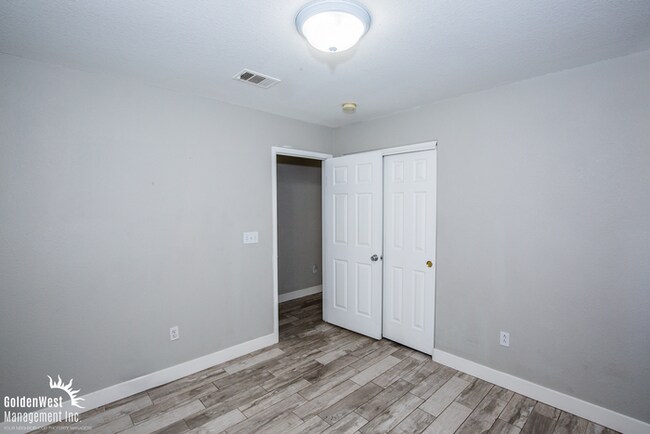 Building Photo - Beautifully Updated 3Bdm 2Ba Home near Sil...