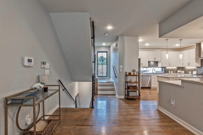 Building Photo - Stylish 2BR/2.5BA Townhome in Prime East Dallas – Attached Garage, Unbeatable Location