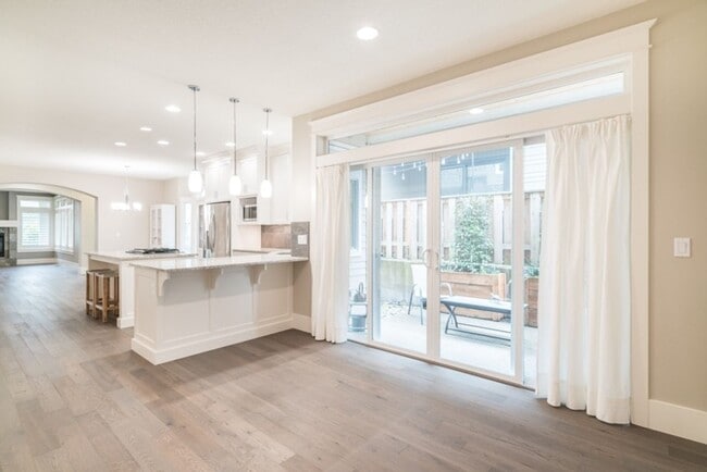 Building Photo - Luxury Townhome in the Heart of Lake Osweg...