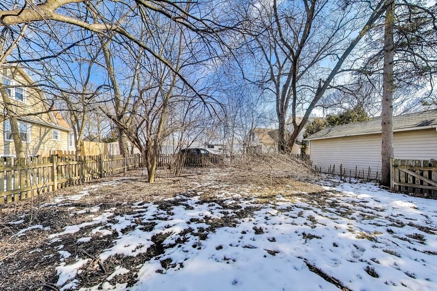 Building Photo - 440 W Main St